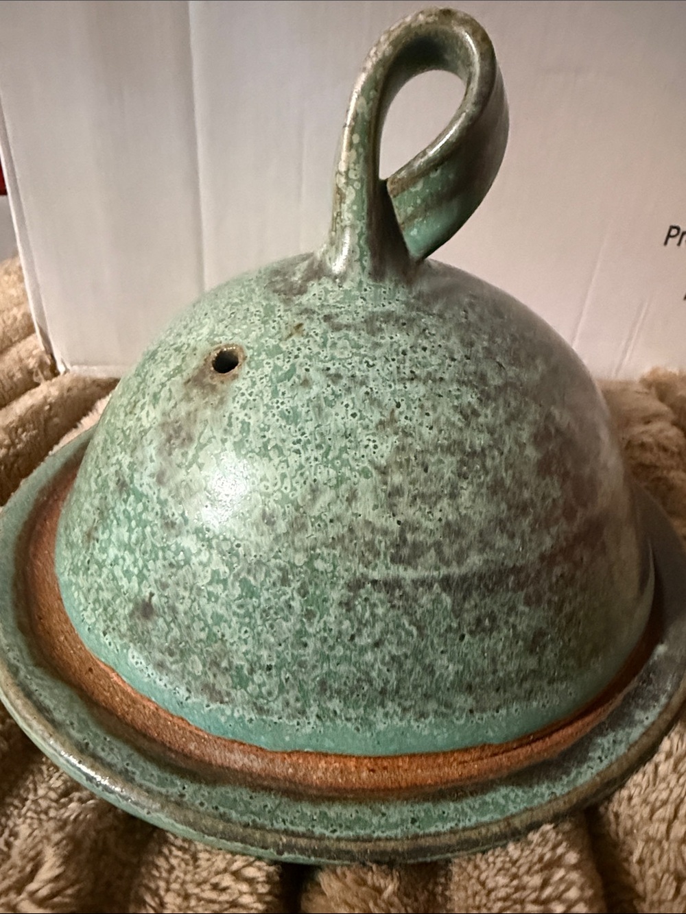 Dock  6 ceramic butter dish with loop handle.N